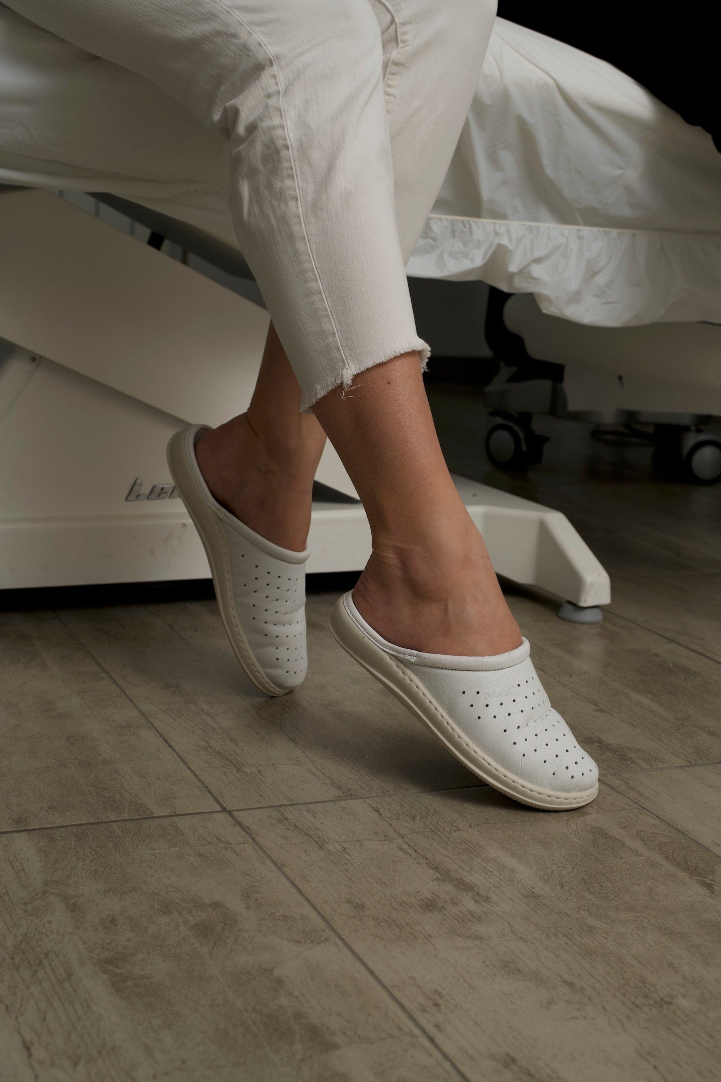 DrLuigi® Orthopedic Slippers for Women - Comfortable Medical Footwear beige Leather